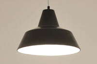 「The work shop lamp」です。Louis Poulsen社の定番ランプ。復刻品はアルミ製ですが、こちらはビンテージ品ならではの琺瑯&エナメルモデル。艶感が魅力的です。
