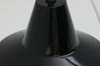 「The work shop lamp」です。Louis Poulsen社の定番ランプ。復刻品はアルミ製ですが、こちらはビンテージ品ならではの琺瑯&エナメルモデル。艶感が魅力的です。