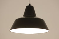 「The work shop lamp」です。Louis Poulsen社の定番ランプ。復刻品はアルミ製ですが、こちらはビンテージ品ならではの琺瑯&エナメルモデル。艶感が魅力的です。