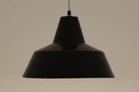 「The work shop lamp」です。Louis Poulsen社の定番ランプ。復刻品はアルミ製ですが、こちらはビンテージ品ならではの琺瑯&エナメルモデル。艶感が魅力的です。