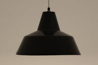 「The work shop lamp」です。Louis Poulsen社の定番ランプ。復刻品はアルミ製ですが、こちらはビンテージ品ならではの琺瑯&エナメルモデル。艶感が魅力的です。