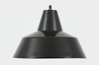 「The work shop lamp」です。Louis Poulsen社の定番ランプ。復刻品はアルミ製ですが、こちらはビンテージ品ならではの琺瑯&エナメルモデル。艶感が魅力的です。