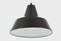 「The work shop lamp」です。Louis Poulsen社の定番ランプ。復刻品はアルミ製ですが、こちらはビンテージ品ならではの琺瑯&エナメルモデル。艶感が魅力的です。