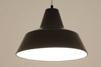「The work shop lamp」です。Louis Poulsen社の定番ランプ。復刻品はアルミ製ですが、こちらはビンテージ品ならではの琺瑯&エナメルモデル。艶感が魅力的です。