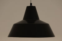 「The work shop lamp」です。Louis Poulsen社の定番ランプ。復刻品はアルミ製ですが、こちらはビンテージ品ならではの琺瑯&エナメルモデル。艶感が魅力的です。