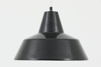 「The work shop lamp」です。Louis Poulsen社の定番ランプ。復刻品はアルミ製ですが、こちらはビンテージ品ならではの琺瑯&エナメルモデル。艶感が魅力的です。
