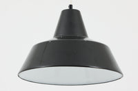 「The work shop lamp」です。Louis Poulsen社の定番ランプ。復刻品はアルミ製ですが、こちらはビンテージ品ならではの琺瑯&エナメルモデル。艶感が魅力的です。