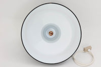「The work shop lamp」です。Louis Poulsen社の定番ランプ。復刻品はアルミ製ですが、こちらはビンテージ品ならではの琺瑯&エナメルモデル。艶感が魅力的です。
