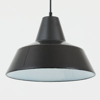 「The work shop lamp」です。Louis Poulsen社の定番ランプ。復刻品はアルミ製ですが、こちらはビンテージ品ならではの琺瑯&エナメルモデル。艶感が魅力的です。