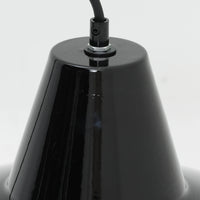 「The work shop lamp」です。Louis Poulsen社の定番ランプ。復刻品はアルミ製ですが、こちらはビンテージ品ならではの琺瑯&エナメルモデル。艶感が魅力的です。