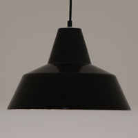 「The work shop lamp」です。Louis Poulsen社の定番ランプ。復刻品はアルミ製ですが、こちらはビンテージ品ならではの琺瑯&エナメルモデル。艶感が魅力的です。