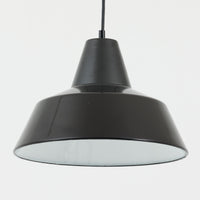 「The work shop lamp」です。Louis Poulsen社の定番ランプ。復刻品はアルミ製ですが、こちらはビンテージ品ならではの琺瑯&エナメルモデル。艶感が魅力的です。