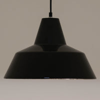 「The work shop lamp」です。Louis Poulsen社の定番ランプ。復刻品はアルミ製ですが、こちらはビンテージ品ならではの琺瑯&エナメルモデル。艶感が魅力的です。