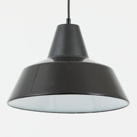 「The work shop lamp」です。Louis Poulsen社の定番ランプ。復刻品はアルミ製ですが、こちらはビンテージ品ならではの琺瑯&エナメルモデル。艶感が魅力的です。