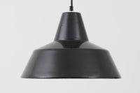 「The work shop lamp」です。Louis Poulsen社の定番ランプ。復刻品はアルミ製ですが、こちらはビンテージ品ならではの琺瑯&エナメルモデル。艶感が魅力的です。