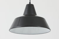 「The work shop lamp」です。Louis Poulsen社の定番ランプ。復刻品はアルミ製ですが、こちらはビンテージ品ならではの琺瑯&エナメルモデル。艶感が魅力的です。