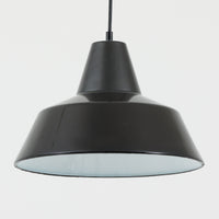 「The work shop lamp」です。Louis Poulsen社の定番ランプ。復刻品はアルミ製ですが、こちらはビンテージ品ならではの琺瑯&エナメルモデル。艶感が魅力的です。