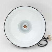「The work shop lamp」です。Louis Poulsen社の定番ランプ。復刻品はアルミ製ですが、こちらはビンテージ品ならではの琺瑯&エナメルモデル。艶感が魅力的です。