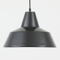 「The work shop lamp」です。Louis Poulsen社の定番ランプ。復刻品はアルミ製ですが、こちらはビンテージ品ならではの琺瑯&エナメルモデル。艶感が魅力的です。