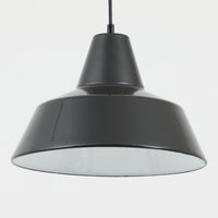 「The work shop lamp」です。Louis Poulsen社の定番ランプ。復刻品はアルミ製ですが、こちらはビンテージ品ならではの琺瑯&エナメルモデル。艶感が魅力的です。