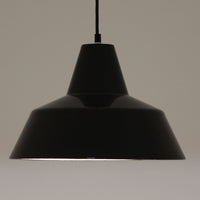 「The work shop lamp」です。Louis Poulsen社の定番ランプ。復刻品はアルミ製ですが、こちらはビンテージ品ならではの琺瑯&エナメルモデル。艶感が魅力的です。