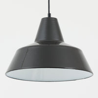 「The work shop lamp」です。Louis Poulsen社の定番ランプ。復刻品はアルミ製ですが、こちらはビンテージ品ならではの琺瑯&エナメルモデル。艶感が魅力的です。