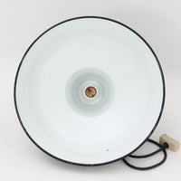 「The work shop lamp」です。Louis Poulsen社の定番ランプ。復刻品はアルミ製ですが、こちらはビンテージ品ならではの琺瑯&エナメルモデル。艶感が魅力的です。