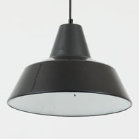 「The work shop lamp」です。Louis Poulsen社の定番ランプ。復刻品はアルミ製ですが、こちらはビンテージ品ならではの琺瑯&エナメルモデル。艶感が魅力的です。