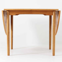 オーク材の美しい木目が際立つこちらのエクステンションテーブルは、バタフライ式の天板を採用しており、必要に応じて両サイドを拡張できる機能的な構造が魅力です。無駄のないシンプルなフォルムと優しい木肌は、北欧ビンテージ家具ならではの落ち着いた雰囲気を醸し出しており、空間に温もりを添えてくれます。使わないときはコンパクトにたたんでおけるため、限られたスペースでも取り入れやすく、実用性と美しさを兼ね備えた一台です。