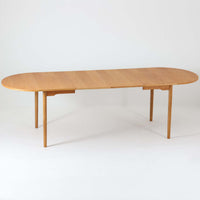 オーク材の美しい木目が際立つこちらのエクステンションテーブルは、バタフライ式の天板を採用しており、必要に応じて両サイドを拡張できる機能的な構造が魅力です。無駄のないシンプルなフォルムと優しい木肌は、北欧ビンテージ家具ならではの落ち着いた雰囲気を醸し出しており、空間に温もりを添えてくれます。使わないときはコンパクトにたたんでおけるため、限られたスペースでも取り入れやすく、実用性と美しさを兼ね備えた一台です。