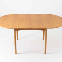 オーク材の美しい木目が際立つこちらのエクステンションテーブルは、バタフライ式の天板を採用しており、必要に応じて両サイドを拡張できる機能的な構造が魅力です。無駄のないシンプルなフォルムと優しい木肌は、北欧ビンテージ家具ならではの落ち着いた雰囲気を醸し出しており、空間に温もりを添えてくれます。使わないときはコンパクトにたたんでおけるため、限られたスペースでも取り入れやすく、実用性と美しさを兼ね備えた一台です。