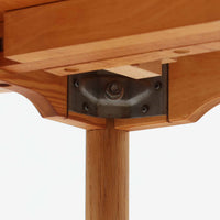 オーク材の美しい木目が際立つこちらのエクステンションテーブルは、バタフライ式の天板を採用しており、必要に応じて両サイドを拡張できる機能的な構造が魅力です。無駄のないシンプルなフォルムと優しい木肌は、北欧ビンテージ家具ならではの落ち着いた雰囲気を醸し出しており、空間に温もりを添えてくれます。使わないときはコンパクトにたたんでおけるため、限られたスペースでも取り入れやすく、実用性と美しさを兼ね備えた一台です。