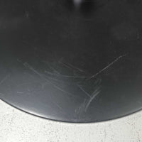 Christian Hvidtによってデザインされ、Le Klint社から発表されたフロアランプModel 323です。スチール製のシャープなフレームに、手作業で折り込まれたプリーツシェードを組み合わせた構成が特徴で、北欧デザインらしいシンプルかつ機能的な美しさを備えています。高さ135cmのバランスの良いサイズ感で、リビングや書斎に柔らかな光を届けます。角度調整可能なアームは使い勝手に優れ、読書灯や間接照明としても重宝するビンテージ品です。