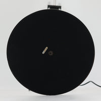 Christian Hvidtによってデザインされ、Le Klint社から発表されたフロアランプModel 323です。スチール製のシャープなフレームに、手作業で折り込まれたプリーツシェードを組み合わせた構成が特徴で、北欧デザインらしいシンプルかつ機能的な美しさを備えています。高さ135cmのバランスの良いサイズ感で、リビングや書斎に柔らかな光を届けます。角度調整可能なアームは使い勝手に優れ、読書灯や間接照明としても重宝するビンテージ品です。