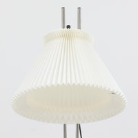 Christian Hvidtによってデザインされ、Le Klint社から発表されたフロアランプModel 323です。スチール製のシャープなフレームに、手作業で折り込まれたプリーツシェードを組み合わせた構成が特徴で、北欧デザインらしいシンプルかつ機能的な美しさを備えています。高さ135cmのバランスの良いサイズ感で、リビングや書斎に柔らかな光を届けます。角度調整可能なアームは使い勝手に優れ、読書灯や間接照明としても重宝するビンテージ品です。