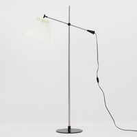 Christian Hvidtによってデザインされ、Le Klint社から発表されたフロアランプModel 323です。スチール製のシャープなフレームに、手作業で折り込まれたプリーツシェードを組み合わせた構成が特徴で、北欧デザインらしいシンプルかつ機能的な美しさを備えています。高さ135cmのバランスの良いサイズ感で、リビングや書斎に柔らかな光を届けます。角度調整可能なアームは使い勝手に優れ、読書灯や間接照明としても重宝するビンテージ品です。