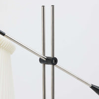 Christian Hvidtによってデザインされ、Le Klint社から発表されたフロアランプModel 323です。スチール製のシャープなフレームに、手作業で折り込まれたプリーツシェードを組み合わせた構成が特徴で、北欧デザインらしいシンプルかつ機能的な美しさを備えています。高さ135cmのバランスの良いサイズ感で、リビングや書斎に柔らかな光を届けます。角度調整可能なアームは使い勝手に優れ、読書灯や間接照明としても重宝するビンテージ品です。