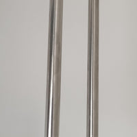 Christian Hvidtによってデザインされ、Le Klint社から発表されたフロアランプModel 323です。スチール製のシャープなフレームに、手作業で折り込まれたプリーツシェードを組み合わせた構成が特徴で、北欧デザインらしいシンプルかつ機能的な美しさを備えています。高さ135cmのバランスの良いサイズ感で、リビングや書斎に柔らかな光を届けます。角度調整可能なアームは使い勝手に優れ、読書灯や間接照明としても重宝するビンテージ品です。