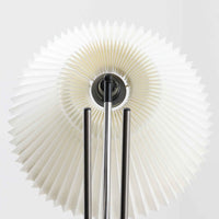 Christian Hvidtによってデザインされ、Le Klint社から発表されたフロアランプModel 323です。スチール製のシャープなフレームに、手作業で折り込まれたプリーツシェードを組み合わせた構成が特徴で、北欧デザインらしいシンプルかつ機能的な美しさを備えています。高さ135cmのバランスの良いサイズ感で、リビングや書斎に柔らかな光を届けます。角度調整可能なアームは使い勝手に優れ、読書灯や間接照明としても重宝するビンテージ品です。