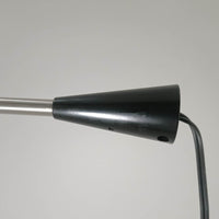 Christian Hvidtによってデザインされ、Le Klint社から発表されたフロアランプModel 323です。スチール製のシャープなフレームに、手作業で折り込まれたプリーツシェードを組み合わせた構成が特徴で、北欧デザインらしいシンプルかつ機能的な美しさを備えています。高さ135cmのバランスの良いサイズ感で、リビングや書斎に柔らかな光を届けます。角度調整可能なアームは使い勝手に優れ、読書灯や間接照明としても重宝するビンテージ品です。