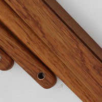 Erik Hansen(エリック・ハンセン)がデザインし、Le Klint(レ・クリント)から発表されたブラケットランプModel 332です。こちらは現行品には見られない一回り大きなサイズ感が特徴で、存在感のある佇まいを持っています。オーク材のナチュラルな風合いと、職人によるプリーツシェードが織りなす柔らかな光が空間を優しく包み込みます。アコーディオン式のアームは伸縮可能で、ベッドサイドやリビングの読書灯としても活躍する実用性の高い一品です。