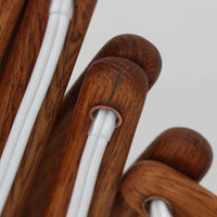 Erik Hansen(エリック・ハンセン)がデザインし、Le Klint(レ・クリント)から発表されたブラケットランプModel 332です。こちらは現行品には見られない一回り大きなサイズ感が特徴で、存在感のある佇まいを持っています。オーク材のナチュラルな風合いと、職人によるプリーツシェードが織りなす柔らかな光が空間を優しく包み込みます。アコーディオン式のアームは伸縮可能で、ベッドサイドやリビングの読書灯としても活躍する実用性の高い一品です。