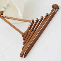 Erik Hansen(エリック・ハンセン)がデザインし、Le Klint(レ・クリント)から発表されたブラケットランプModel 332です。こちらは現行品には見られない一回り大きなサイズ感が特徴で、存在感のある佇まいを持っています。オーク材のナチュラルな風合いと、職人によるプリーツシェードが織りなす柔らかな光が空間を優しく包み込みます。アコーディオン式のアームは伸縮可能で、ベッドサイドやリビングの読書灯としても活躍する実用性の高い一品です。