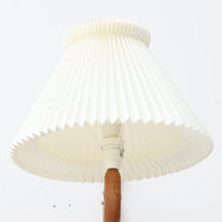 Erik Hansen(エリック・ハンセン)がデザインし、Le Klint(レ・クリント)から発表されたブラケットランプModel 332です。こちらは現行品には見られない一回り大きなサイズ感が特徴で、存在感のある佇まいを持っています。オーク材のナチュラルな風合いと、職人によるプリーツシェードが織りなす柔らかな光が空間を優しく包み込みます。アコーディオン式のアームは伸縮可能で、ベッドサイドやリビングの読書灯としても活躍する実用性の高い一品です。