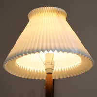 Erik Hansen(エリック・ハンセン)がデザインし、Le Klint(レ・クリント)から発表されたブラケットランプModel 332です。こちらは現行品には見られない一回り大きなサイズ感が特徴で、存在感のある佇まいを持っています。オーク材のナチュラルな風合いと、職人によるプリーツシェードが織りなす柔らかな光が空間を優しく包み込みます。アコーディオン式のアームは伸縮可能で、ベッドサイドやリビングの読書灯としても活躍する実用性の高い一品です。