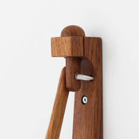 Erik Hansen(エリック・ハンセン)がデザインし、Le Klint(レ・クリント)から発表されたブラケットランプModel 332です。こちらは現行品には見られない一回り大きなサイズ感が特徴で、存在感のある佇まいを持っています。オーク材のナチュラルな風合いと、職人によるプリーツシェードが織りなす柔らかな光が空間を優しく包み込みます。アコーディオン式のアームは伸縮可能で、ベッドサイドやリビングの読書灯としても活躍する実用性の高い一品です。