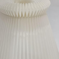 Erik Hansen(エリック・ハンセン)がデザインし、Le Klint(レ・クリント)から発表されたブラケットランプModel 332です。こちらは現行品には見られない一回り大きなサイズ感が特徴で、存在感のある佇まいを持っています。オーク材のナチュラルな風合いと、職人によるプリーツシェードが織りなす柔らかな光が空間を優しく包み込みます。アコーディオン式のアームは伸縮可能で、ベッドサイドやリビングの読書灯としても活躍する実用性の高い一品です。