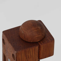 Erik Hansen(エリック・ハンセン)がデザインし、Le Klint(レ・クリント)から発表されたブラケットランプModel 332です。こちらは現行品には見られない一回り大きなサイズ感が特徴で、存在感のある佇まいを持っています。オーク材のナチュラルな風合いと、職人によるプリーツシェードが織りなす柔らかな光が空間を優しく包み込みます。アコーディオン式のアームは伸縮可能で、ベッドサイドやリビングの読書灯としても活躍する実用性の高い一品です。