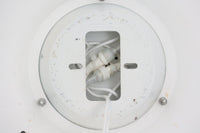 Louis Poulsen(ルイスポールセン)のPH Spejl(PHミラー)は、デンマークのデザイナー、ポール・ヘニングセンによる照明器具で、彼の「PHランプシリーズ」の一部です。特徴的な反射式デザインで光を均等に広げ、空間を柔らかく照らします。「Spejl」はデンマーク語で「鏡」を意味し、鏡のような反射面がデザインのポイントです。現在、このモデルは現行品としては生産されていないため、ビンテージ品でのみ入手可能です。