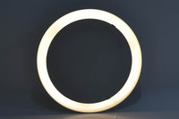 Louis Poulsen(ルイスポールセン)のPH Spejl(PHミラー)は、デンマークのデザイナー、ポール・ヘニングセンによる照明器具で、彼の「PHランプシリーズ」の一部です。特徴的な反射式デザインで光を均等に広げ、空間を柔らかく照らします。「Spejl」はデンマーク語で「鏡」を意味し、鏡のような反射面がデザインのポイントです。現在、このモデルは現行品としては生産されていないため、ビンテージ品でのみ入手可能です。